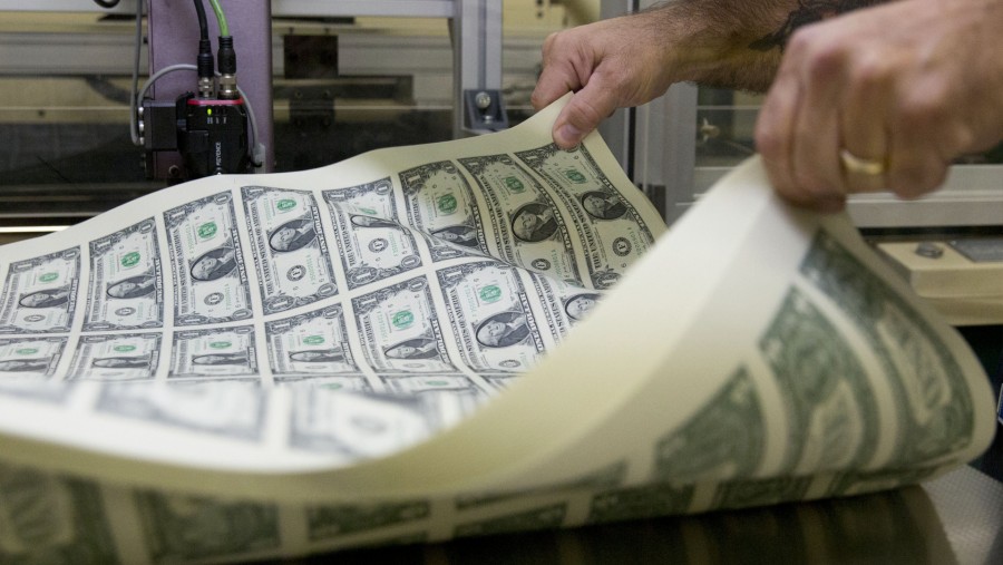 Dolar AS setelah proses cetak siap potong. Bloomberg