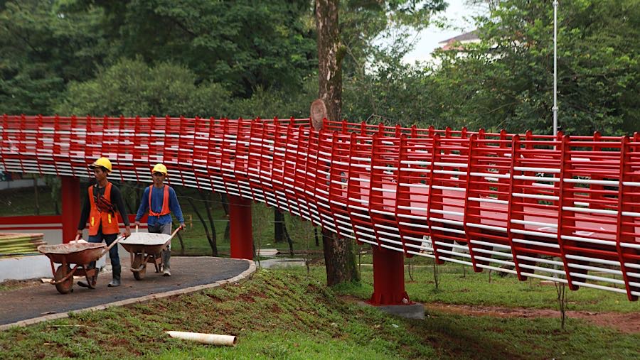 Pekerja menyelesaikan proyek revitalisasi Taman Bendera Pusaka di Kebayoran Baru, Jakarta, Senin (9/2/2026). (Bloomberg Technoz/Andrean Kristianto)