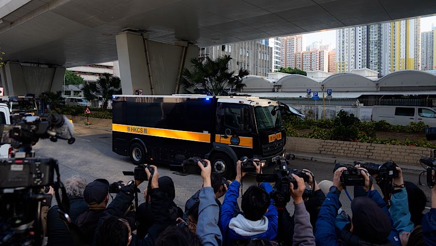 Mobil tahanan tiba di Pengadilan West Kowloon menjelang sidang vonis Jimmy Lai di Hong Kong, Senin (9/2/2026). (Lam Yik/Bloomberg)