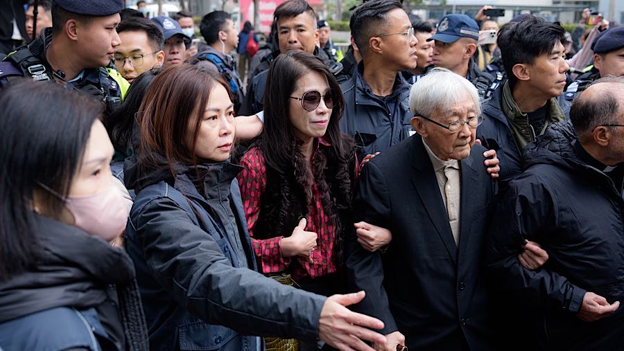 Dalam persidangan tersebut hadir juga Istri Jimmy Lai, Teresa Lai (tengah) dan Joseph Zen (tengah kanan), kardinal Gereja Katolik. (Lam Yik/Bloomberg)