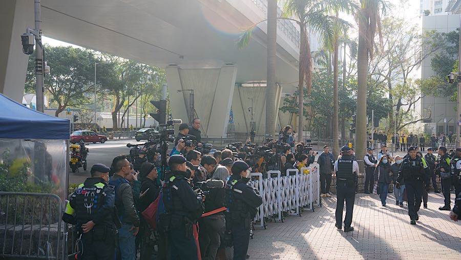 Jimmy Lai ditangkap Agustus tahun lalu dan kantor surat kabarnya digerebek oleh polisi atas tuduhan kolusi dengan kekuatan asing.