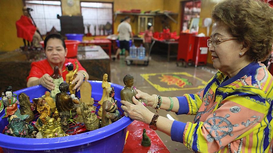 Warga keturunan Tionghoa membersihkan patung dewa di Vihara Amurva Bhumi, Jakarta, Selasa (10/2/2026). (Bloomberg Technoz/Andrean Kristianto)