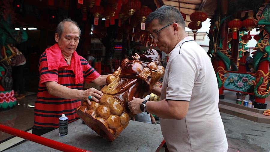 Kegiatan ini biasanya dilaksanakan seminggu sebelum tahun baru Imlek. (Bloomberg Technoz/Andrean Kristianto)