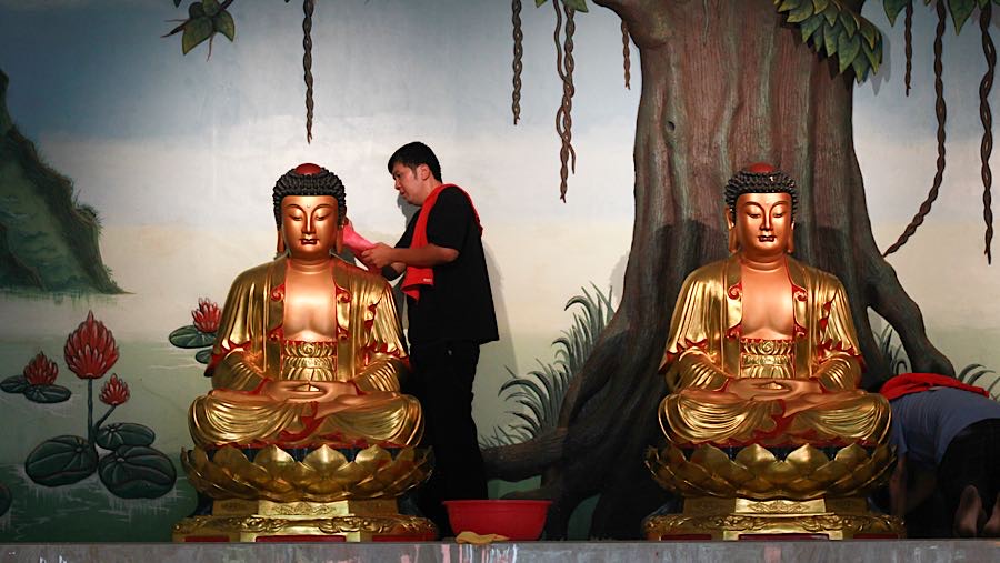 Mereka bergotong royong mencuci rupang, membersihkan altar, menyiapkan perlengkapan sembahyang. (Bloomberg Technoz/Andrean Kristianto)