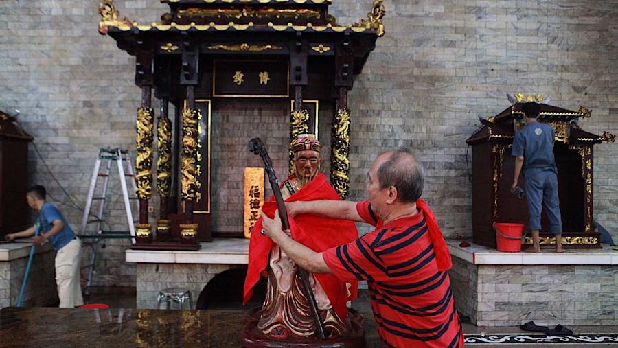 Pakaian patung dewa dan dewi yang telah kotor juga diganti dengan yang baru. (Bloomberg Technoz/Andrean Kristianto)