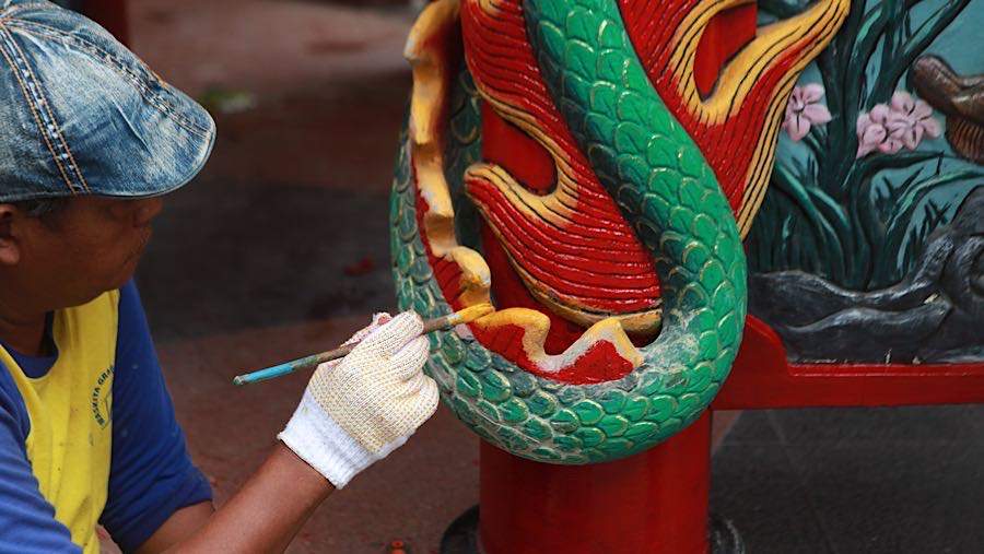 Selain cuci rupang mereka juga mempercantik lingkungan vihara agar umat menjalankan ibadah dengan nyaman. (Bloomberg Technoz/Andrean Kristianto)