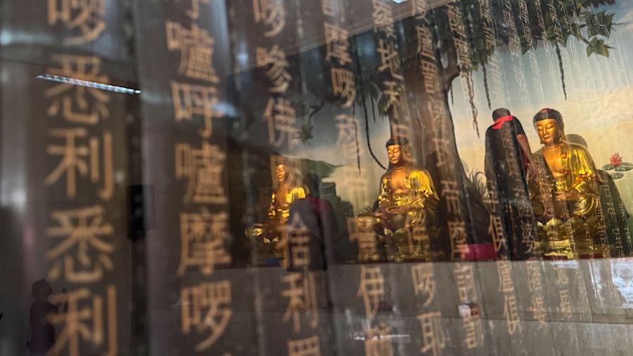 Warga keturunan Tionghoa membersihkan patung dewa di Vihara Amurva Bhumi, Jakarta, Selasa (10/2/2026). (Bloomberg Technoz/Andrean Kristianto)
