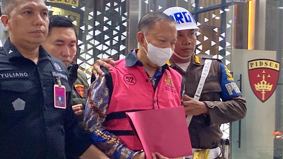 Kejagung tetapkan 11 tersangka penyidikan dugaan korupsi ekspor CPO dan produk turunannya periode 2022-2024. (Bloomberg Technoz/Dovana Hasiana)