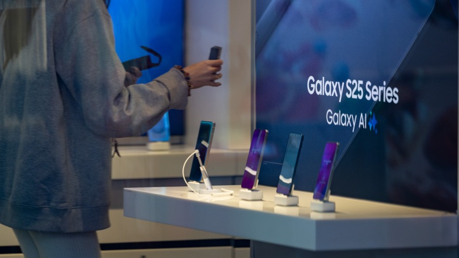 Perangkat Galaxy S25 dari Samsung. Perusahaan asal korsel itu siap merilis generasi terbaru S26. Bloomberg