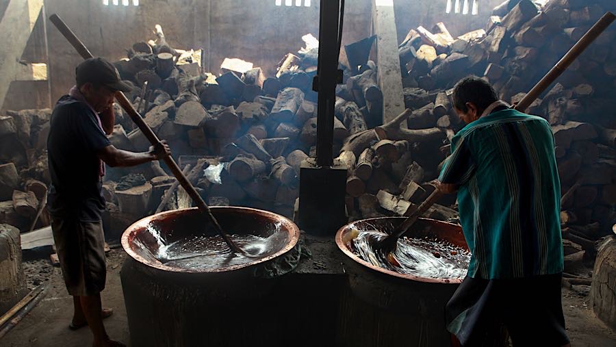 Pekerja menyelesaikan pembuatan dodol di industri rumahan Ny. Lauw 55, Tangerang, Rabu (11/2/2026). (Bloomberg Technoz/Andrean Kristianto)