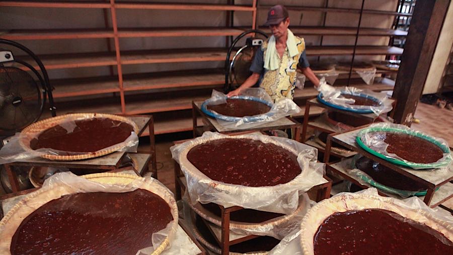Sejak pagi pekerja secara bergantian memproduksi dodol untuk memenuhi kebutuhan produksi yang meningkat.  (Bloomberg Technoz/Andrean Kristianto)