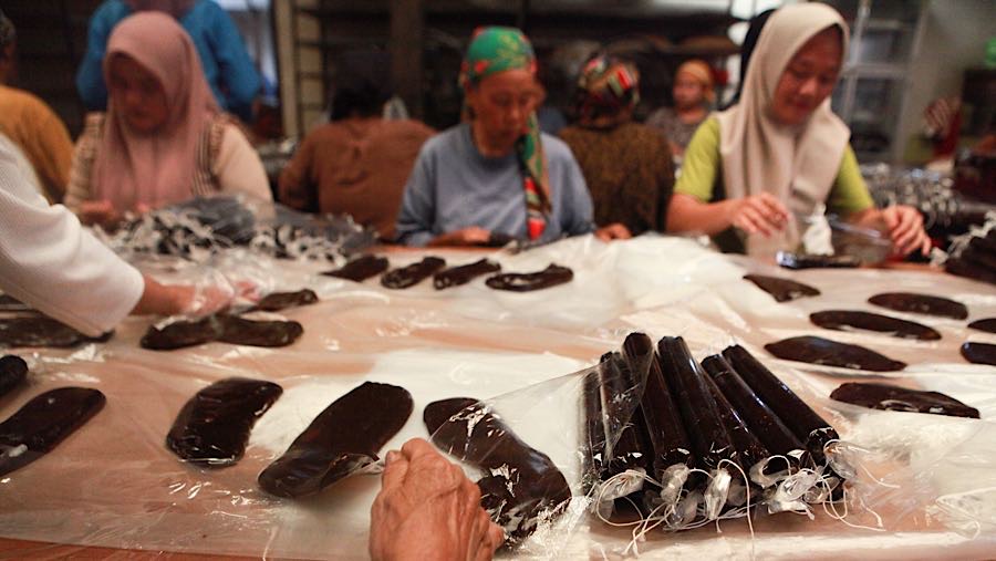 Berbagai rasa dodol seperi original, duren, wijen, dan cempedak diproduksi untuk memenuhi pesanan yang datang dari berbagai wilayah. 