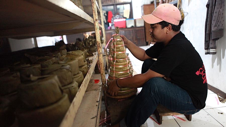 Dalam upacara sembahyang, kue keranjanh ini menjadi bentuk penghormatan kepada leluhur. (Bloomberg Technoz/Andrean Kristianto)