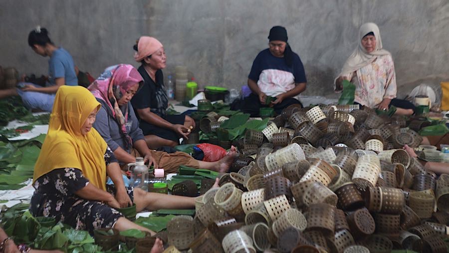 Pekerja menyelesaikan pembuatan kue keranjang di industri rumahan Ny. Lauw 55, Tangerang, Rabu (11/2/2026). (Bloomberg Technoz/Andrean Kristianto)