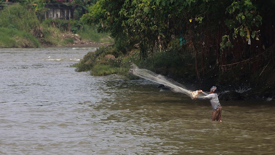 Meskipun ada larangan mengkonsumsi ikan dari Sungai Cisadane namun masih terkihat beberapa orang mencari ikan.. (Bloomberg Technoz/Andrean Kristianto)