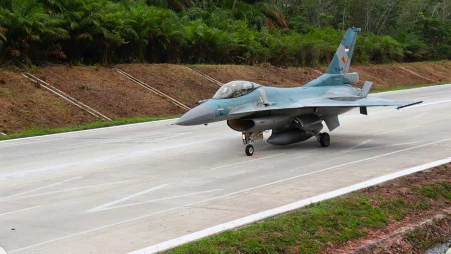 Uji coba pendaratan pesawat tempur milik TNI AU di ruas Tol Terbanggi Besar, Pemantang Panggang, Kayu Agung, Lampung, pada Rabu (11/2). (IG kemhanri)