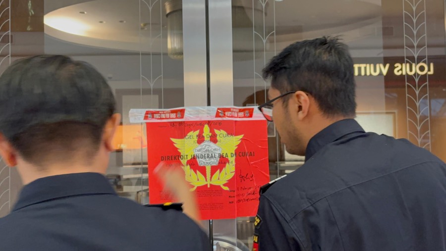 Bea Cukai Kanwil Jakarta Utara segel tiga gerai Tiffany N Co di mal. (Sumber: Bea Cukai)