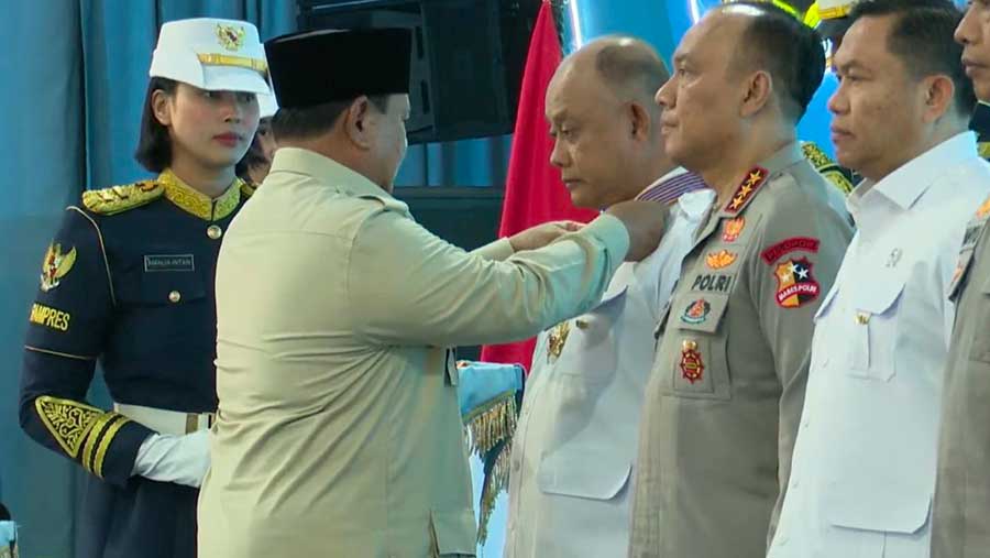 Prabowo Beri Bintang Jasa Utama untuk Kepala BGN (Dok. BPMI Setpres)