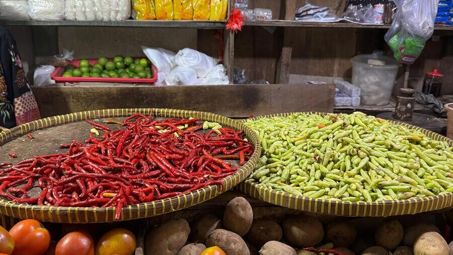 Potret salah satu kios lapak sayuran di Pasar Kebon Jati, Tanah Abang, Jumat (13/2/2026).(Bloomberg Technoz. Sultan Ibnu)