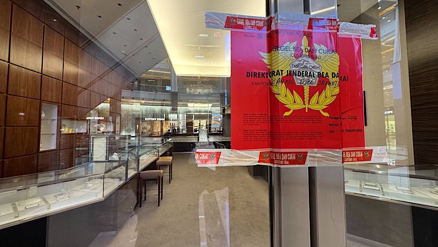 Dirjen Bea & Cukai Kanwil Jakarta melakukan penyegelan terhadap toko perhiasan mewah Tiffany & Co. (Bloomberg Technoz/Andrean Kristianto)