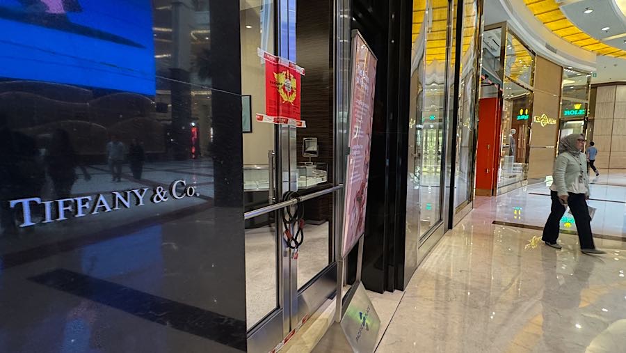 Tanda penyegelan terpampang di depan toko perhiasan mewah Tiffany & Co tersebut. (Bloomberg Technoz/Andrean Kristianto)
