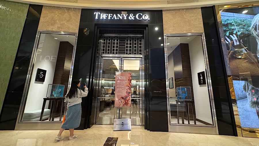 Pengunjung memfoto toko perhiasan Tiffany & Co yang tutup karena disegel di Pacific Place, Jakarta, Jumat (13/2/2026). (Bloomberg Technoz/Andrean K)