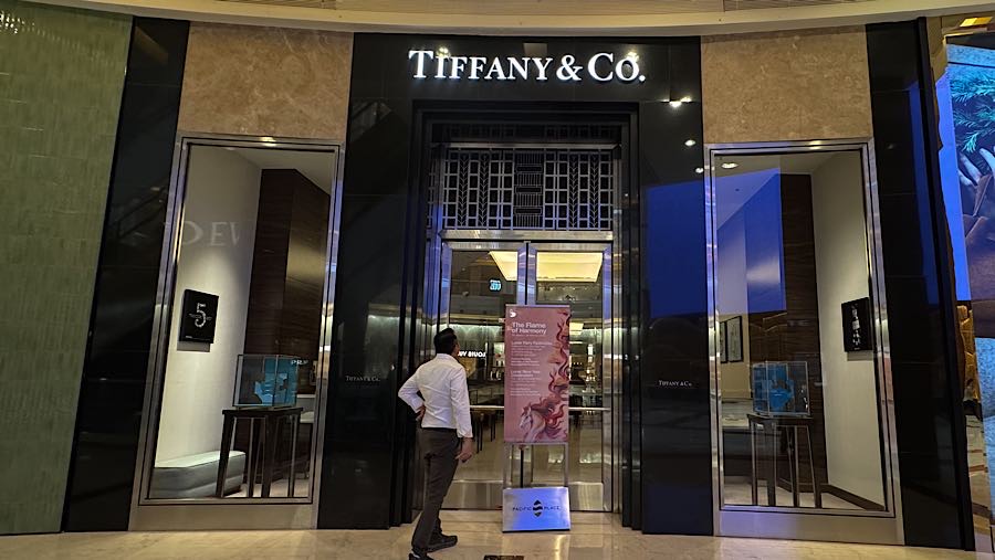Pengunjung melihat toko perhiasan Tiffany & Co yang tutup karena disegel di Pacific Place, Jakarta, Jumat (13/2/2026). (Bloomberg Technoz/Andrean K)