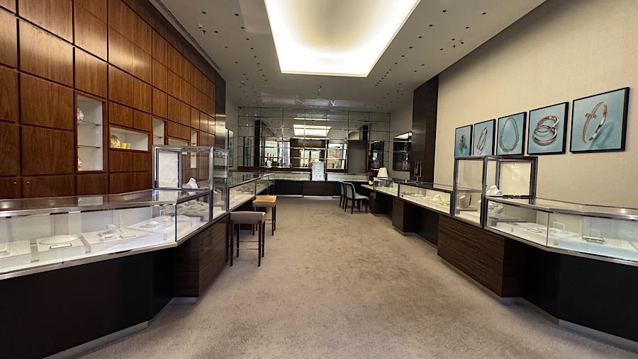 Usai adanya penyegelan suasana toko perhiasan Tiffany & Co di Pacific Place tampak kosong, (Bloomberg Technoz/Andrean Kristianto)