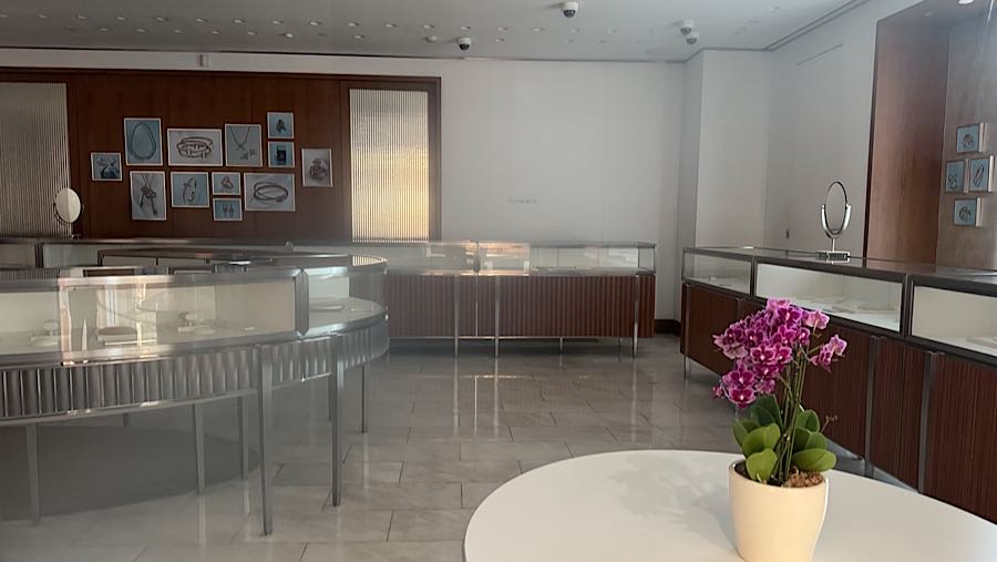 Barang-barang di toko perhiasan Tiffany & Co Plaza Senayan juga terlihat kosong. (Bloomberg Technoz/Andrean Kristianto)