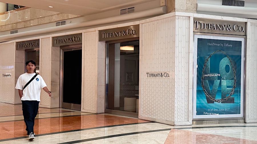 Selain di Pacific Place, penyegelan juga dilakukan di toko perhiasan Tiffany & Co di Plaza Senyan. (Bloomberg Technoz/Andrean Kristianto)