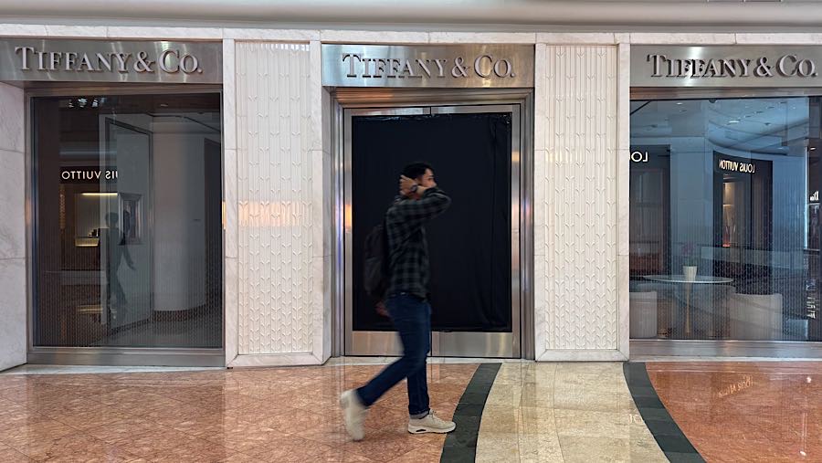 Namun di Plaza Senayan, tanda penyegelan ditutup dengan kain hitam. (Bloomberg Technoz/Andrean Kristianto)