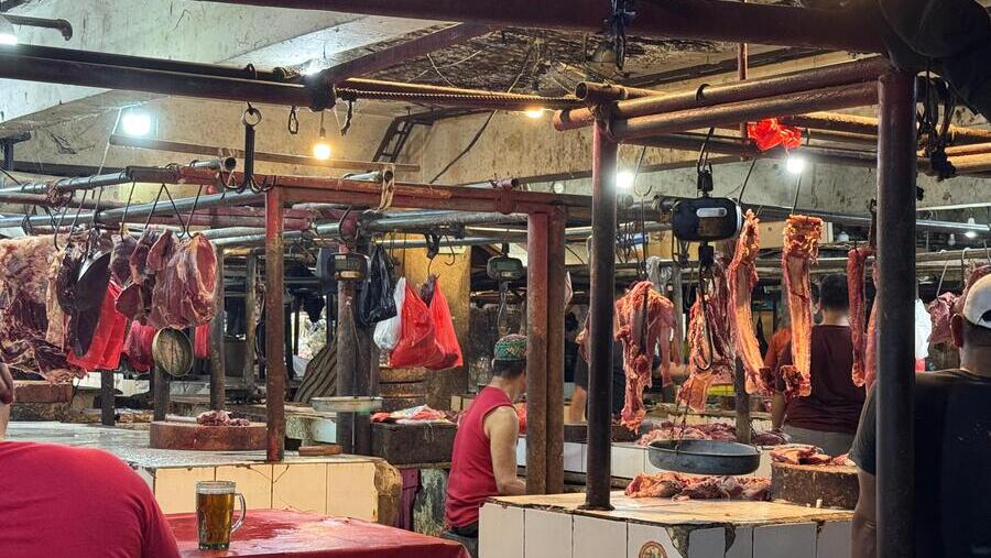 Suasana lapak kios daging potong di Pasar Kebon Jati, Tanah Bang, Jakarta, Jumat (13/2/2026) (Bloomberg Technoz/ Sultan Ibnu)