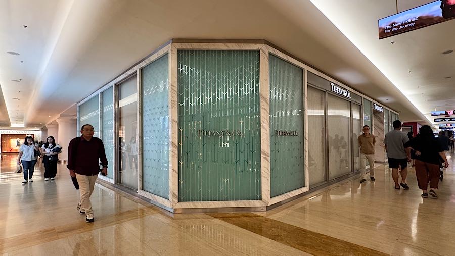 Seluruh kaca juga ditutup dengan kain berwarna putih dan tidak terlihat aktivitas. (Bloomberg Technoz/Andrean Kristianto)