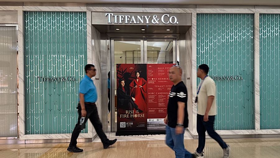 Di lokasi ini tanda penyegelan juga tertutup roll banner sehingga tidak terlihat. ((Bloomberg Technoz/Andrean Kristianto)