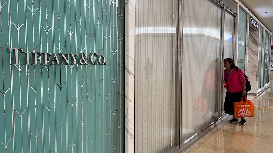 Selain di dua lokasi tersebut, penyegelan juga dilakukan di outlet yang berada di Plaza Indonesia. (Bloomberg Technoz/Andrean Kristianto)