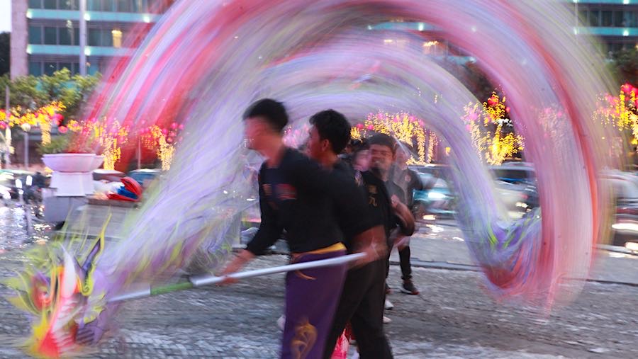 Pemain liong tampil dalam acara Festival Imlek Jakarta di Bundaran HI, Jakarta, Jumat (13/2/2026). (Bloomberg Technoz/Andrean Kristianto)