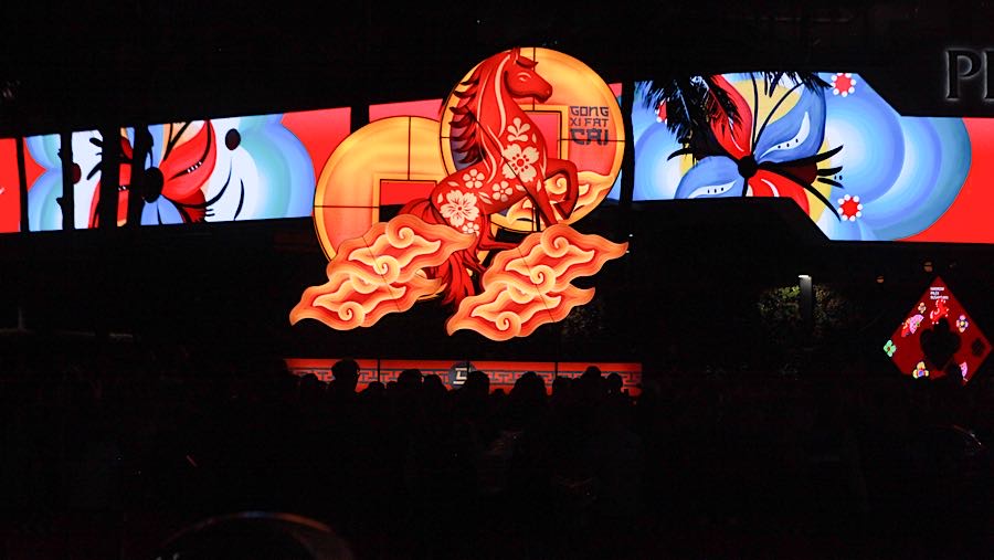 Pemerintah Provinsi (Pemprov) DKI Jakarta menggelar Festival Imlek di kawasan Bundaran Hotel Indonesia (HI). (Bloomberg Technoz/Andrean Kristianto)