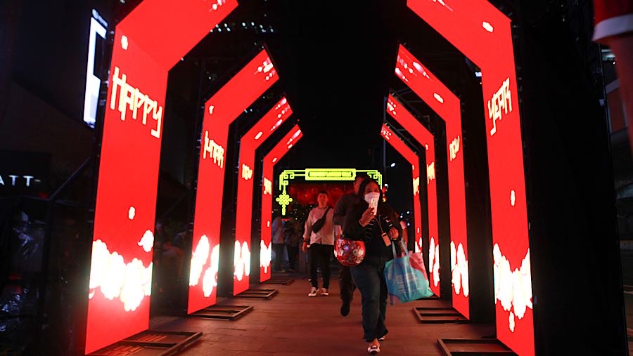 Festival Imlek ini menghadirkan pertunjukan budaya, seni, dan instalasi cahaya di berbagai titik di ibu kota. (Bloomberg Technoz/Andrean Kristianto)