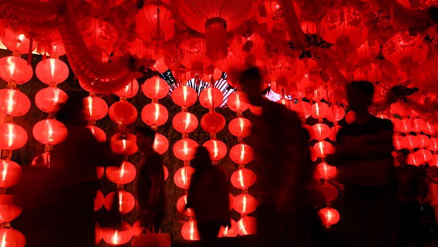 Salah satu instalasinya yaitu lorong bertajuk Harmony Lantern Walk yang dipenuhi ratusan lampion merah dengan beragam ukuran (Bloomberg Technoz/Andre)