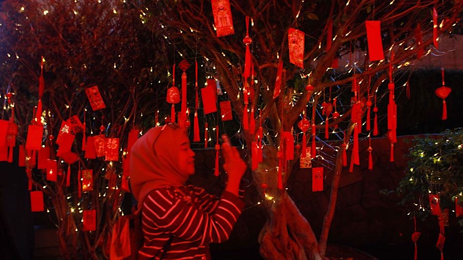 Momen tematik ini dimanfaatkan warga yang melintas untuk berfoto. (Bloomberg Technoz/Andrean Kristianto)