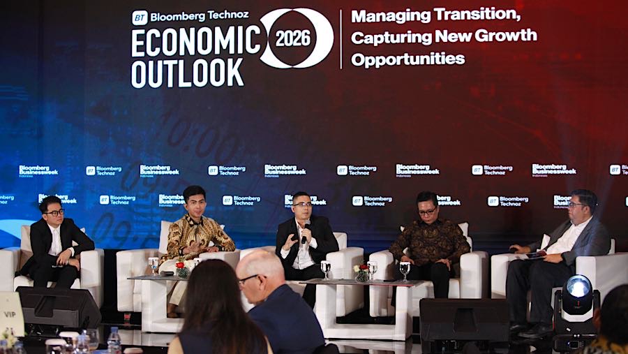 Ketum Ikatan Analis Sekuritas Indonesia, David Sutyanto (ketiga kiri) saat Bloomberg Technoz Economic Outlook 2026, Kamis (12/2). (Bloomberg Technoz)