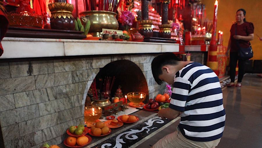 Ibadah berlangsung khidmat menjelang tengah malam. (Bloomberg Technoz/Andrean Kristianto)