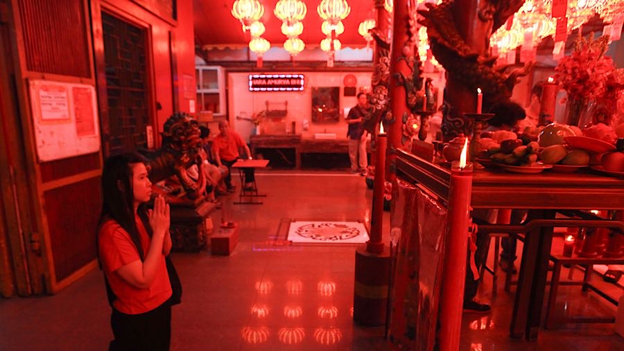 Warga keturunan Tionghoa bersembahyang menyambut tahun baru imlek di Vihara Amurva Bhumi, Jakarta, Senin (16/2/2026). (Bloomberg Technoz/Andrean K)