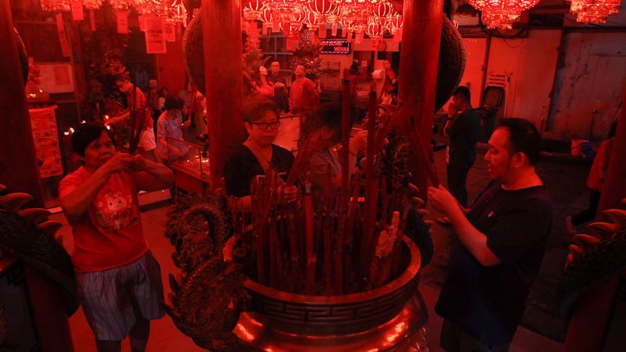 Asap dupa tercium pekat di dalam vihara yang telah berdiri selama ratusan tahun tersebut. (Bloomberg Technoz/Andrean K)