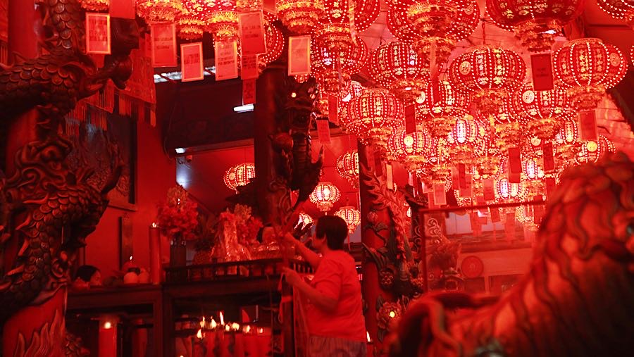 Lampion merah menghiasi area vihara dan menyambut kedatangan mereka yang hendak bersembahyang. (Bloomberg Technoz/Andrean Kristianto)