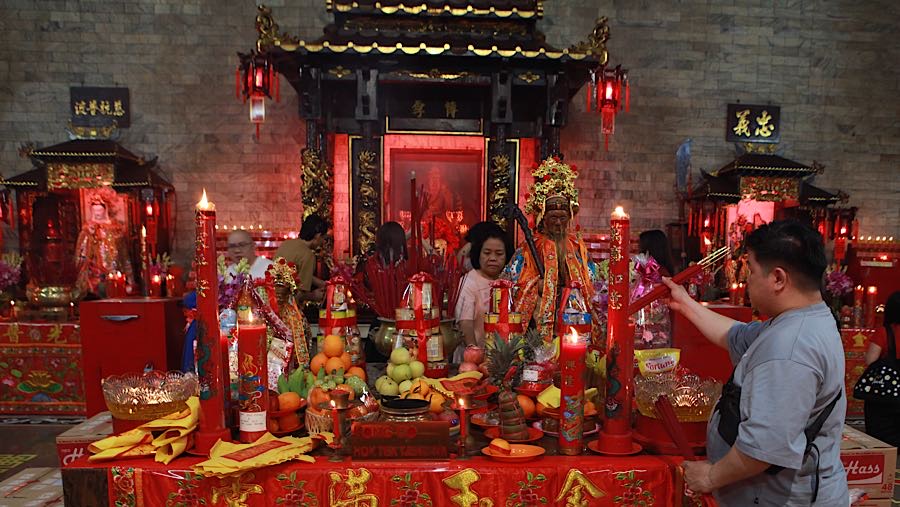 Sembahyang ini sebagai penanda berakhirnya tahun lama dan dimulainya tahun baru dalam kalender Tionghoa. (Bloomberg Technoz/Andrean Kristianto)