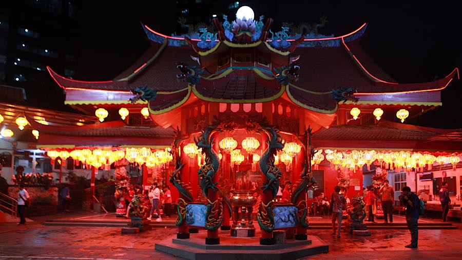 Warga keturunan Tionghoa bersembahyang menyambut tahun baru imlek di Vihara Amurva Bhumi, Jakarta, Senin (16/2/2026). (Bloomberg Technoz/Andrean K)