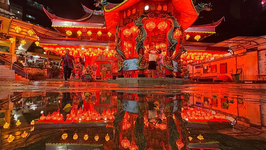 Warga keturunan Tionghoa bersembahyang menyambut tahun baru imlek di Vihara Amurva Bhumi, Jakarta, Senin (16/2/2026). (Bloomberg Technoz/Andrean K)