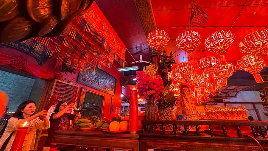 Warga keturunan Tiongho memulai persembahyangan menyambut Tahun Baru Imlek 2577 Kongzili. (Bloomberg Technoz/Andrean Kristianto)