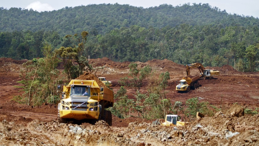 Peralatan berat di tambang nikel terbuka Moa di Moa, Kuba./dok. Bloomberg